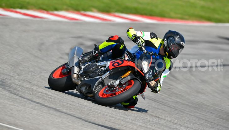 [VIDEO] Test in pista Aprilia Tuono V4 1100 Factory: potente, raffinata ed efficace - Foto 27 di 52