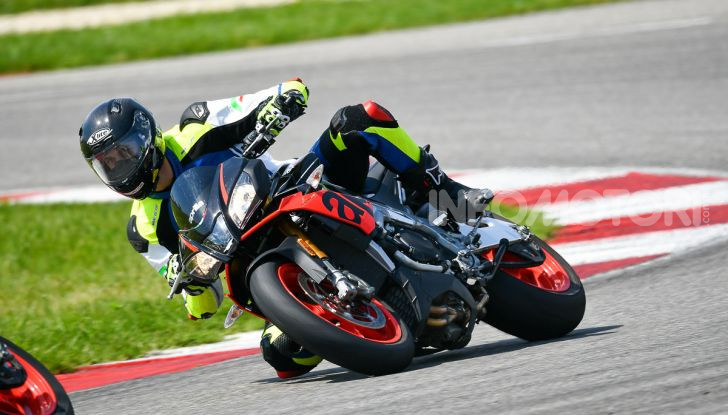 [VIDEO] Test in pista Aprilia Tuono V4 1100 Factory: potente, raffinata ed efficace - Foto 33 di 52