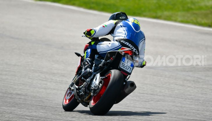 [VIDEO] Test in pista Aprilia Tuono V4 1100 Factory: potente, raffinata ed efficace - Foto 34 di 52