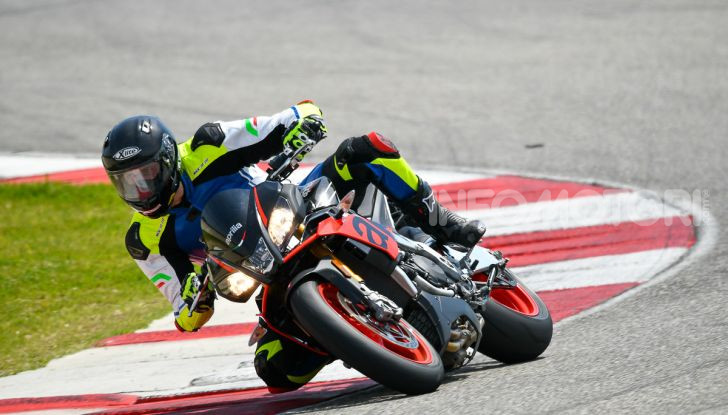 [VIDEO] Test in pista Aprilia Tuono V4 1100 Factory: potente, raffinata ed efficace - Foto 36 di 52