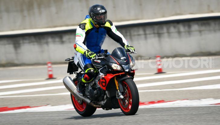 [VIDEO] Test in pista Aprilia Tuono V4 1100 Factory: potente, raffinata ed efficace - Foto 39 di 52