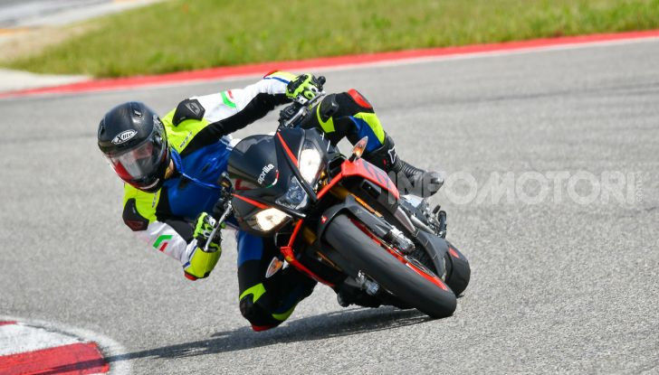 [VIDEO] Test in pista Aprilia Tuono V4 1100 Factory: potente, raffinata ed efficace - Foto 42 di 52