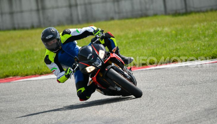 [VIDEO] Test in pista Aprilia Tuono V4 1100 Factory: potente, raffinata ed efficace - Foto 44 di 52