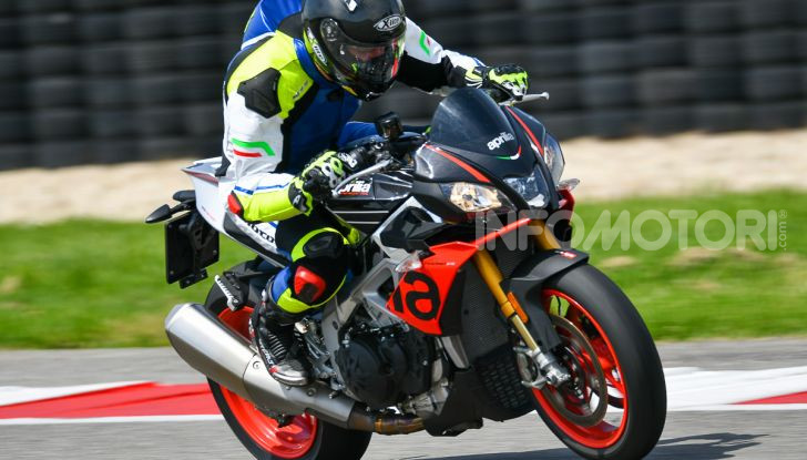 [VIDEO] Test in pista Aprilia Tuono V4 1100 Factory: potente, raffinata ed efficace - Foto 45 di 52