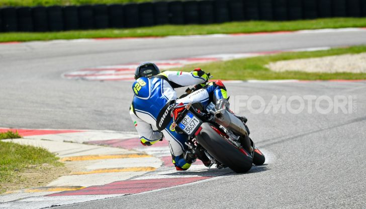 [VIDEO] Test in pista Aprilia Tuono V4 1100 Factory: potente, raffinata ed efficace - Foto 46 di 52