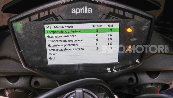 [VIDEO] Test in pista Aprilia Tuono V4 1100 Factory: potente, raffinata ed efficace - Foto 49 di 52