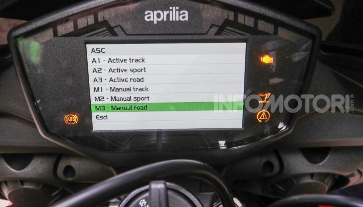 [VIDEO] Test in pista Aprilia Tuono V4 1100 Factory: potente, raffinata ed efficace - Foto 51 di 52