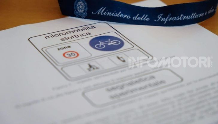 In arrivo nuove regole per i monopattini: casco obbligatorio e limiti di velocità - Foto 9 di 10