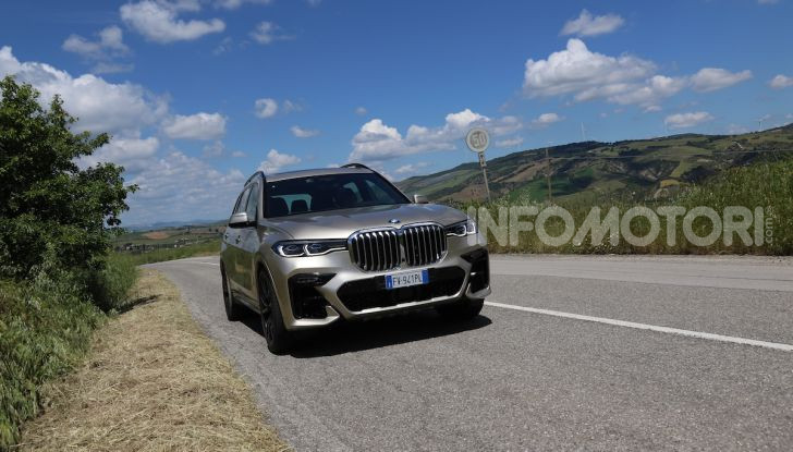 BMW X7 prova su strada del SUV ammiraglia da 94.900 euro - Foto 9 di 25