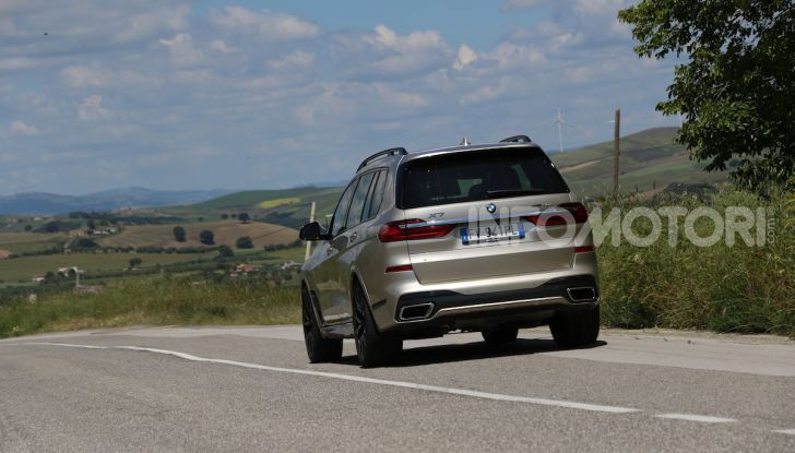BMW X7 prova su strada del SUV ammiraglia da 94.900 euro - Foto 13 di 25