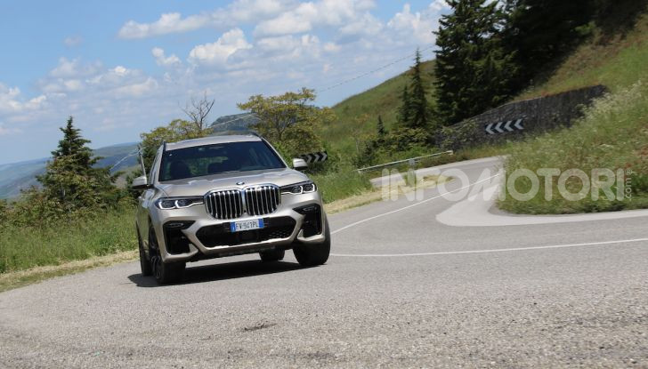 BMW X7 prova su strada del SUV ammiraglia da 94.900 euro - Foto 1 di 25