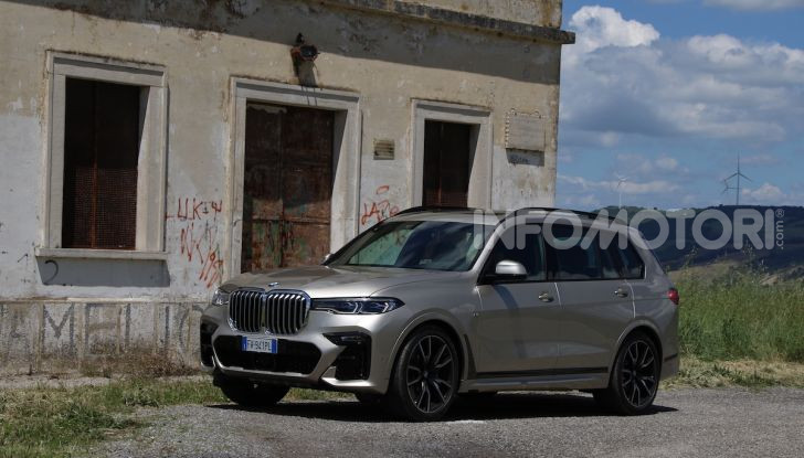 BMW X7 prova su strada del SUV ammiraglia da 94.900 euro - Foto 15 di 25