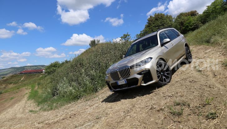 BMW X7 prova su strada del SUV ammiraglia da 94.900 euro - Foto 20 di 25