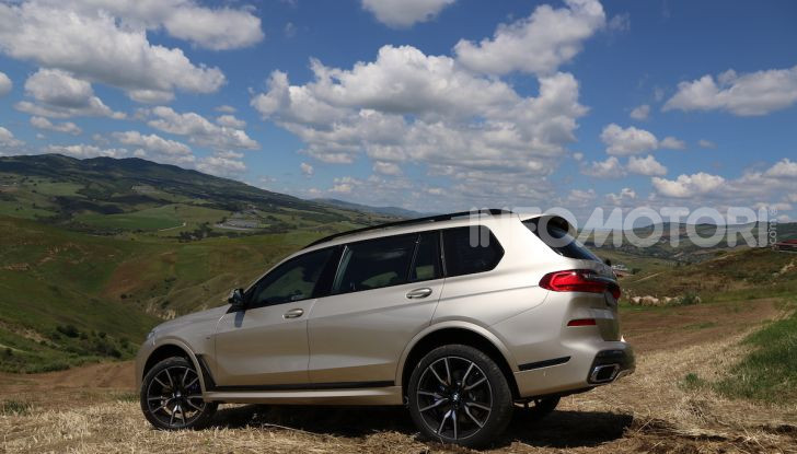 BMW X7 prova su strada del SUV ammiraglia da 94.900 euro - Foto 21 di 25