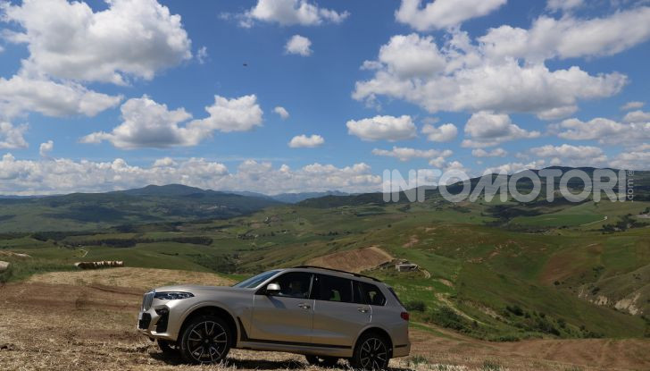 BMW X7 prova su strada del SUV ammiraglia da 94.900 euro - Foto 22 di 25