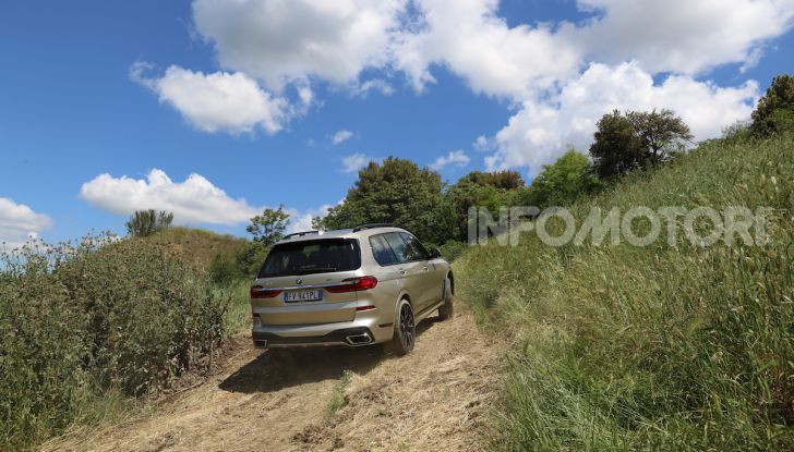 BMW X7 prova su strada del SUV ammiraglia da 94.900 euro - Foto 14 di 25