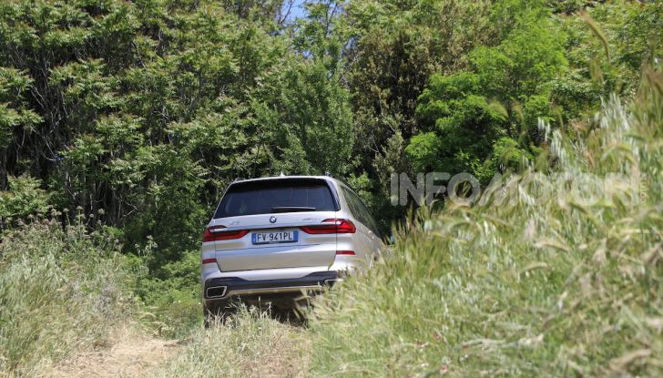 BMW X7 prova su strada del SUV ammiraglia da 94.900 euro - Foto 17 di 25