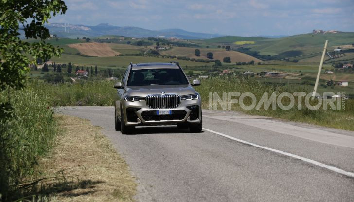 BMW X7 prova su strada del SUV ammiraglia da 94.900 euro - Foto 4 di 25