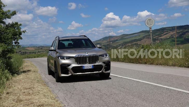 BMW X7 prova su strada del SUV ammiraglia da 94.900 euro - Foto 5 di 25