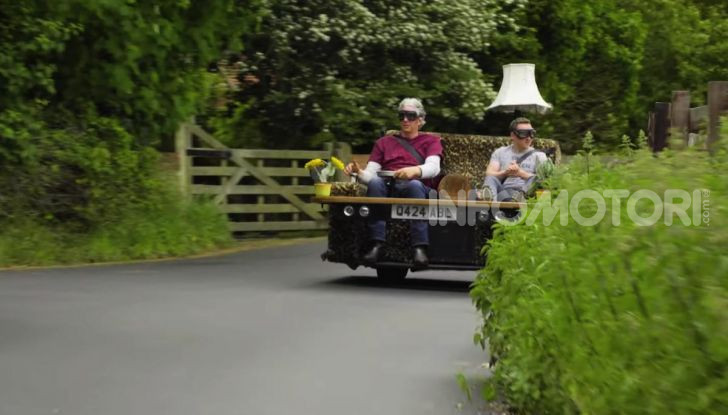 [VIDEO] Edd China ha costruito un divano da 140Km/h omologato per la strada - Foto 16 di 22