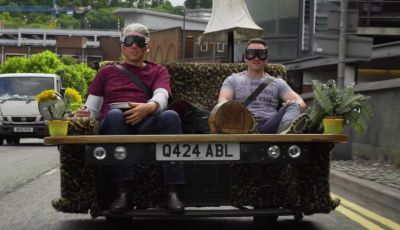[VIDEO] Edd China ha costruito un divano da 140Km/h omologato per la strada