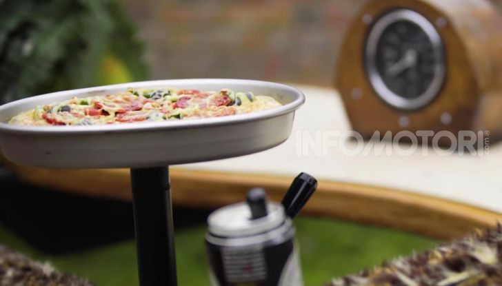 [VIDEO] Edd China ha costruito un divano da 140Km/h omologato per la strada - Foto 3 di 22