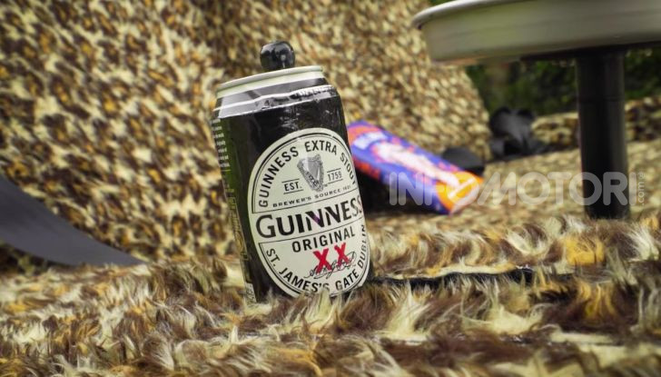 [VIDEO] Edd China ha costruito un divano da 140Km/h omologato per la strada - Foto 5 di 22