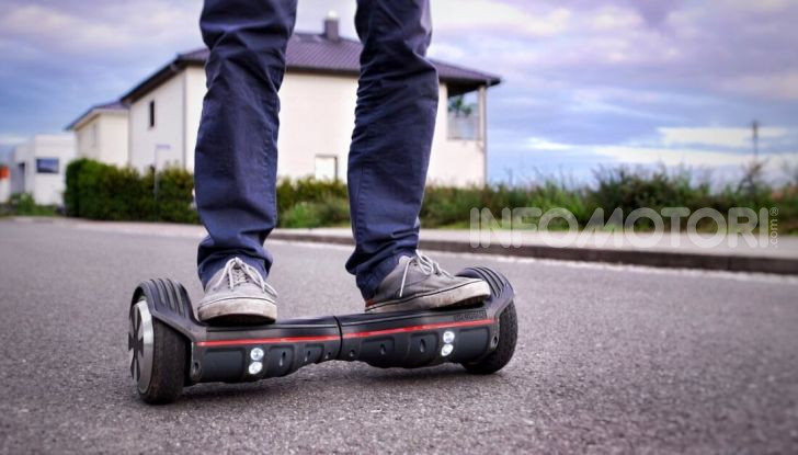 In arrivo nuove regole per i monopattini: casco obbligatorio e limiti di velocità - Foto 4 di 10