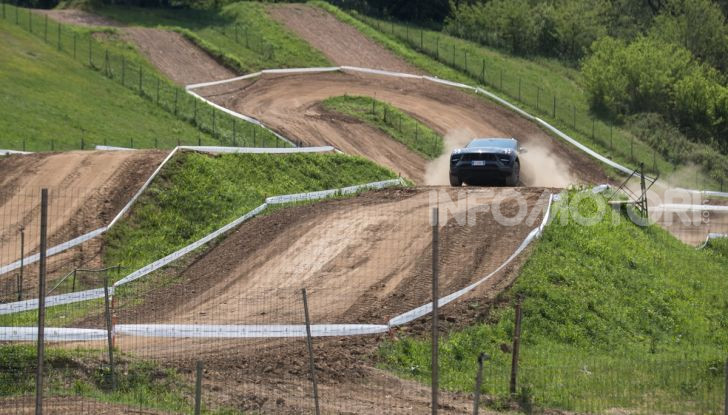 Tutti i segreti per guidare una Porsche in fuoristrada - Foto 17 di 22