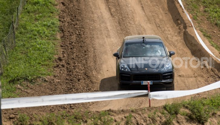 Tutti i segreti per guidare una Porsche in fuoristrada - Foto 5 di 22