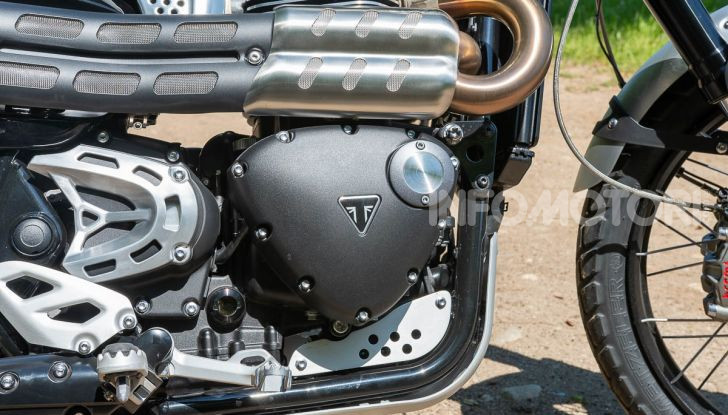 Prova Triumph Scrambler 1200 XC: modern classic dallo stile inconfondibile - Foto 10 di 48