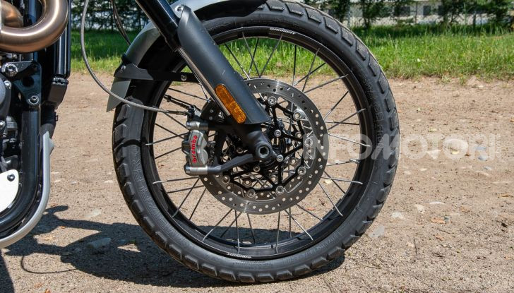 Prova Triumph Scrambler 1200 XC: modern classic dallo stile inconfondibile - Foto 45 di 48