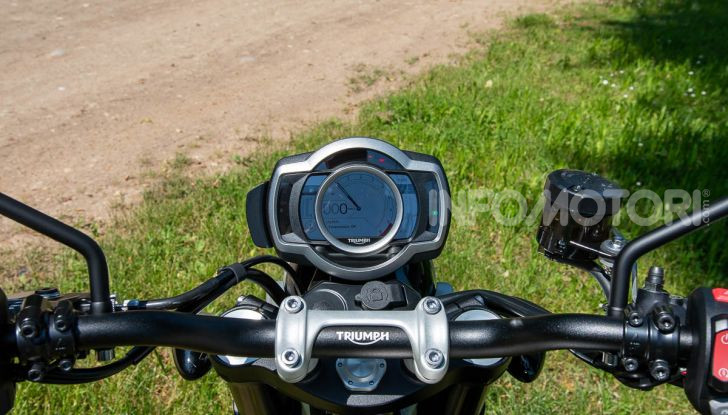 Prova Triumph Scrambler 1200 XC: modern classic dallo stile inconfondibile - Foto 21 di 48