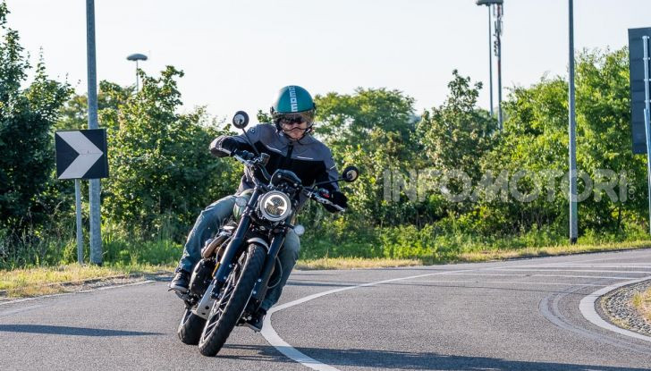 Prova Triumph Scrambler 1200 XC: modern classic dallo stile inconfondibile - Foto 35 di 48