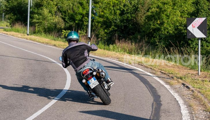 Prova Triumph Scrambler 1200 XC: modern classic dallo stile inconfondibile - Foto 36 di 48