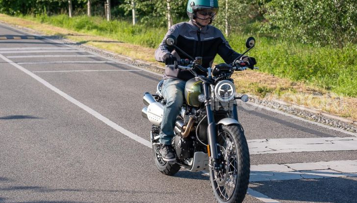 Prova Triumph Scrambler 1200 XC: modern classic dallo stile inconfondibile - Foto 38 di 48