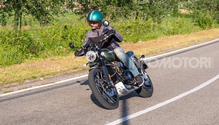 Prova Triumph Scrambler 1200 XC: modern classic dallo stile inconfondibile - Foto 40 di 48