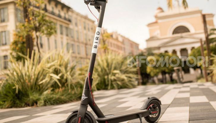 In arrivo nuove regole per i monopattini: casco obbligatorio e limiti di velocità - Foto 3 di 10