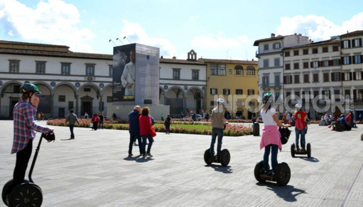 In arrivo nuove regole per i monopattini: casco obbligatorio e limiti di velocità - Foto 8 di 10