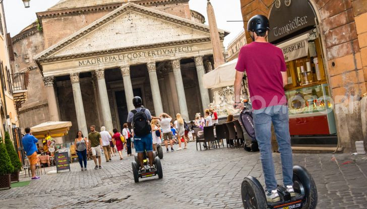 In arrivo nuove regole per i monopattini: casco obbligatorio e limiti di velocità - Foto 6 di 10