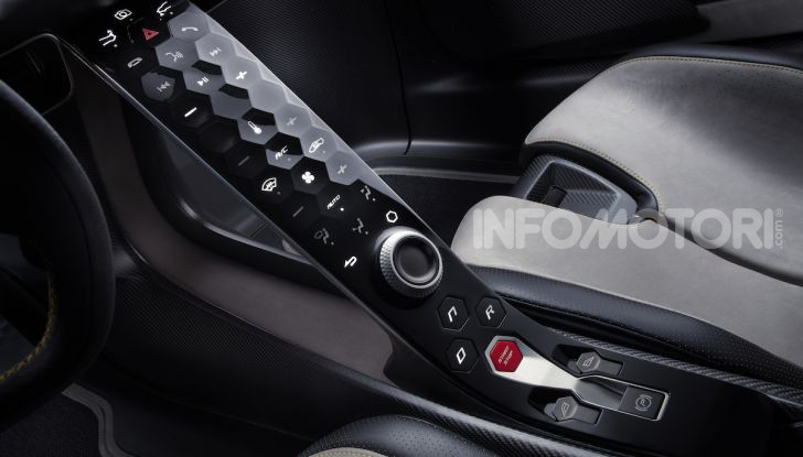 Lotus Evija: l’hypercar elettrica da 1000 euro a cavallo - Foto 13 di 34