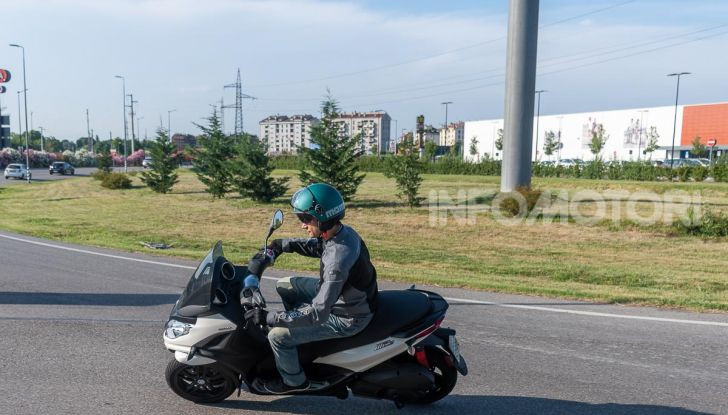 Prova Piaggio MP3 300 HPE, lo Yourban cambia nome e diventa un potente GT - Foto 26 di 40