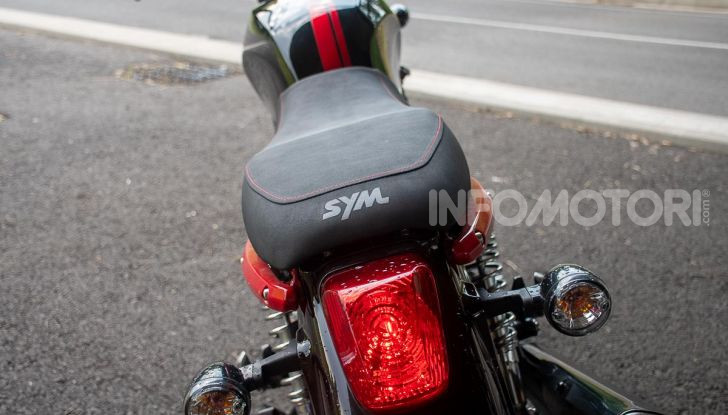 Prova su strada Sym Wolf Cafè Racer 300, per tutti e con stile - Foto 14 di 26