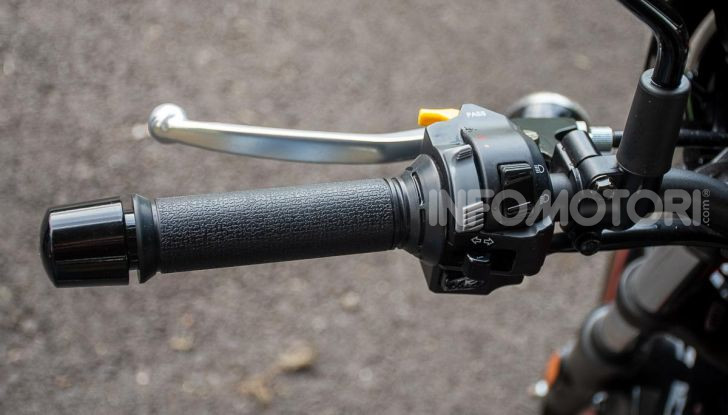 Prova su strada Sym Wolf Cafè Racer 300, per tutti e con stile - Foto 16 di 26