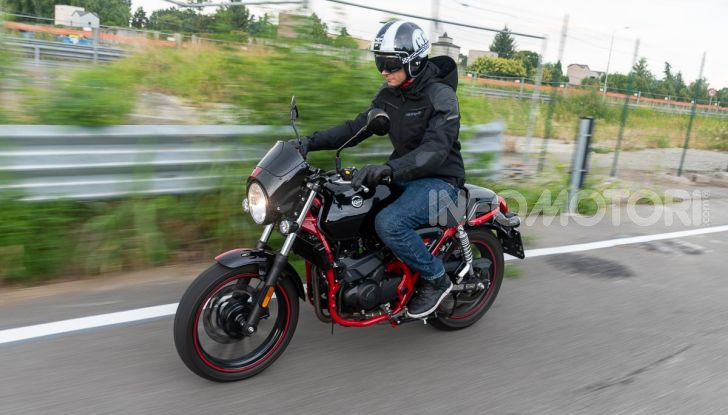 Prova su strada Sym Wolf Cafè Racer 300, per tutti e con stile - Foto 22 di 26