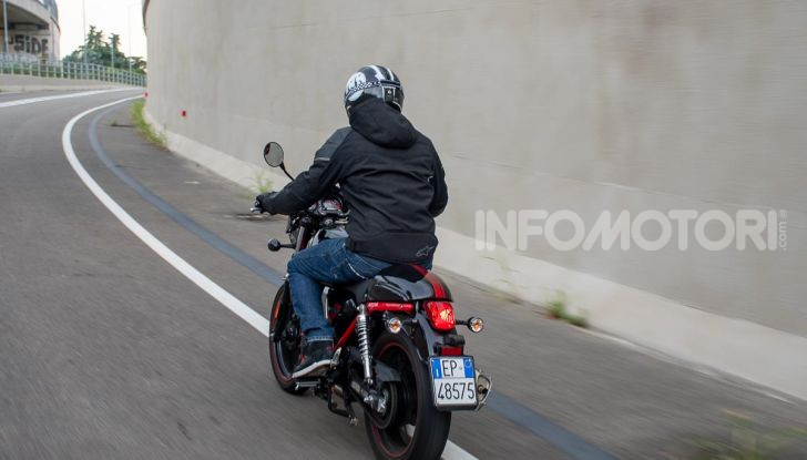 Prova su strada Sym Wolf Cafè Racer 300, per tutti e con stile - Foto 24 di 26