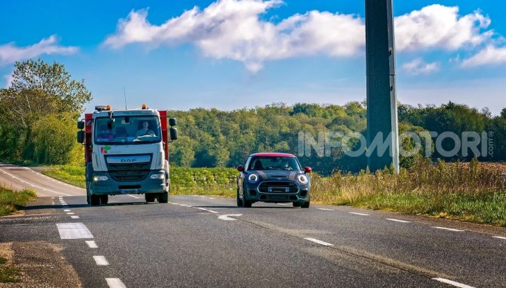 Sorpasso a destra in città e in autostrada: quando è possibile? - Foto 4 di 10