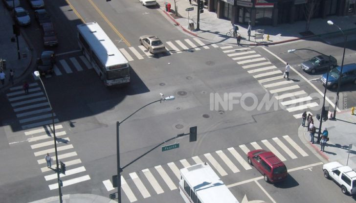 Semaforo giallo: quando accelerare, rallentare o fermarsi - Foto 10 di 10