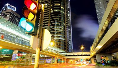 Semaforo giallo: quando accelerare, rallentare o fermarsi