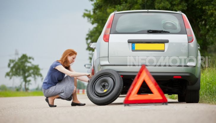 Come guidare con una ruota a terra in caso di emergenza - Foto 7 di 10